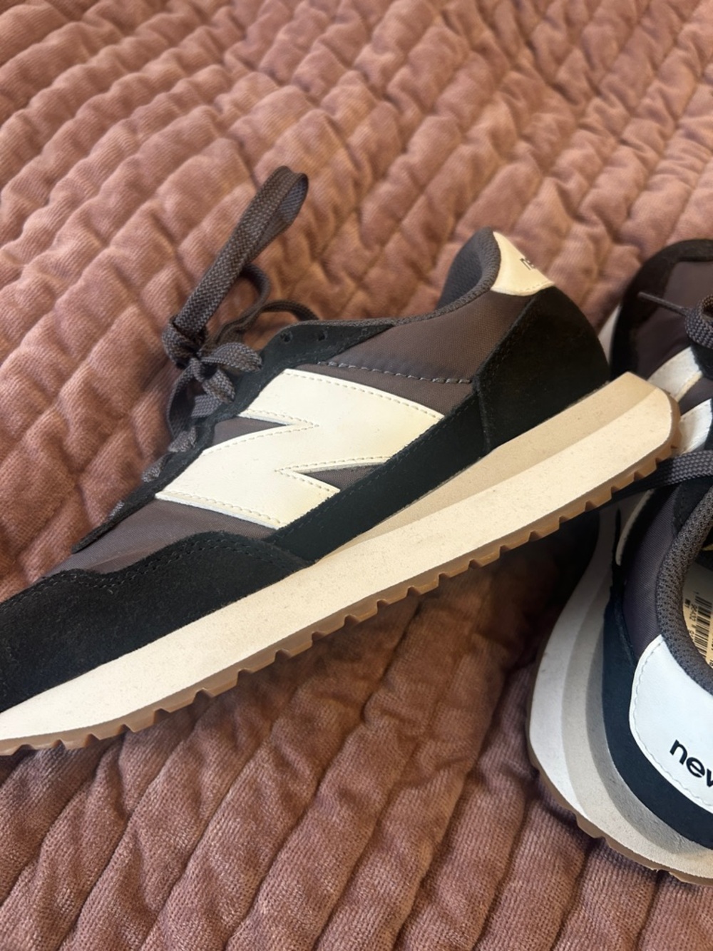 New BalanceBlack & White Classic Runner Sneakers NWT - Picture 5 of 6